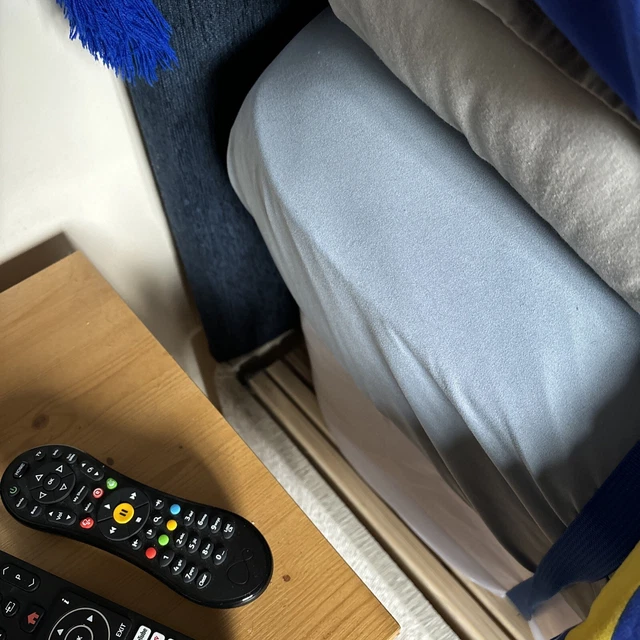 4FT SMALL DOUBLE Motorised Bed With Two Mattress And Headband £25.00