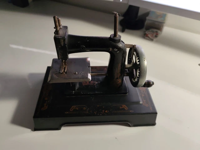 Ancienne Petite Machine à Coudre Jouet – H 13cm – Époque 1900 – Très Bon État