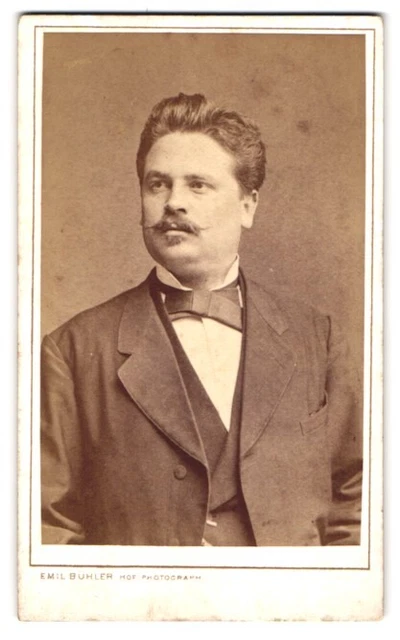 Fotografie Emil Bühler, Mannheim, Portrait eleganter Herr mit Zwirbelbart