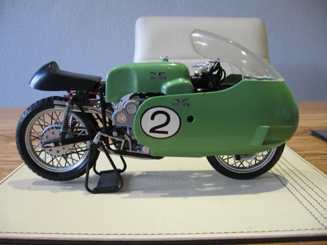 Maquette de moto en plastique Yamaha Enduro DT250 « Orange Mandarine » 1:10 SP529