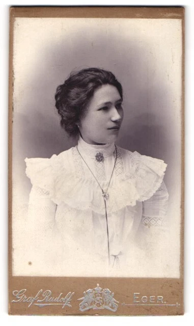 Fotografie Graf Rudolf, Eger, Fö-utcza 39 sz, Portrait dunkelhaariges Fräulein