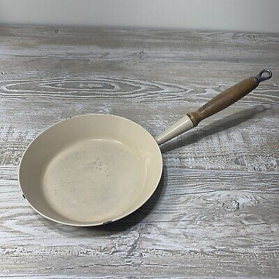 Le Creuset Off White Tan # 24 Skillet With Wooden Handle