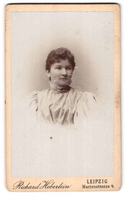Fotografie Richard Heberlein, Leipzig, Marienstr. 4, Junge Dame im Kleid mit Kr