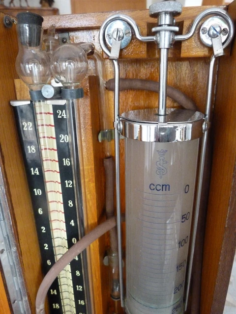 Antiker Pneumothorax Apparat für Ärzte von Prof. Dr. Erich Leschke um 1930