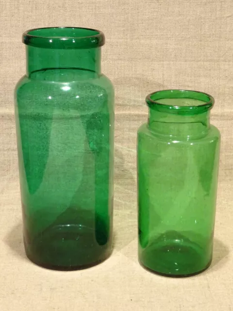 Lot de 2 anciens bocaux en verre soufflé vert  bocal pharmacie  épicerie .....