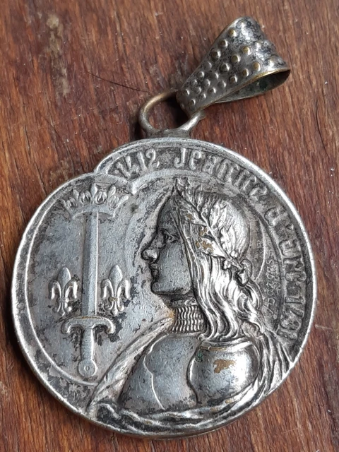 Broche Ancienne Alsacienne Gravée Bargâ - Métal Argenté Et Laiton, Diamètre 2,7cm