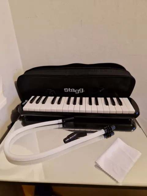 32 Note Melodica - Black Stagg MELOSTA32BK - Free Gift Set