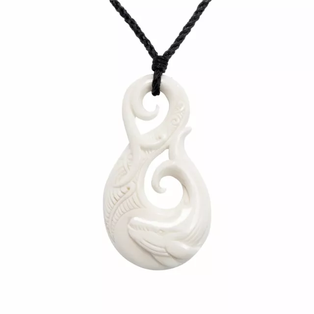 81stgeneration Collier Pendentif en Os Sculpté Queue de Baleine Koru Hei Matau