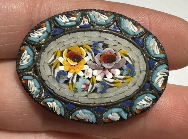 Broche Vintage Italienne Micro-mosaïque Ronde - Motif "Ne M'oublie Pas" (Forget Me Not) En Verre - Monture Argentée - Occasion