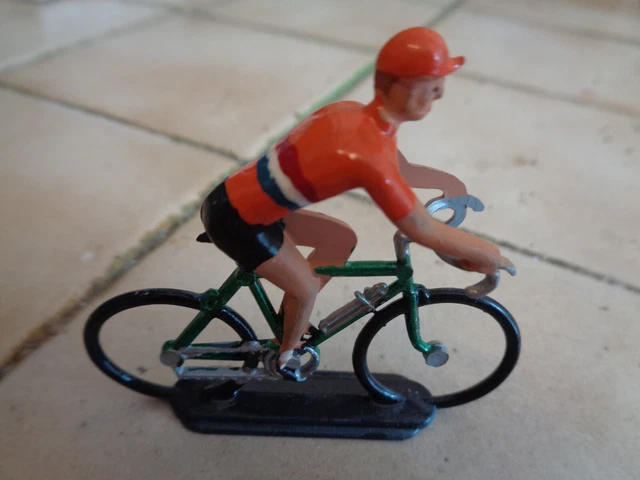 lot de 7 cyclistes en aluminium et 3 plastique jouet ancien