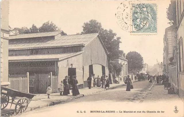 CPA 92 BOURG LA REINE LE MARCHE ET RUE DU CHEMIN DE FER (dos non divisé)