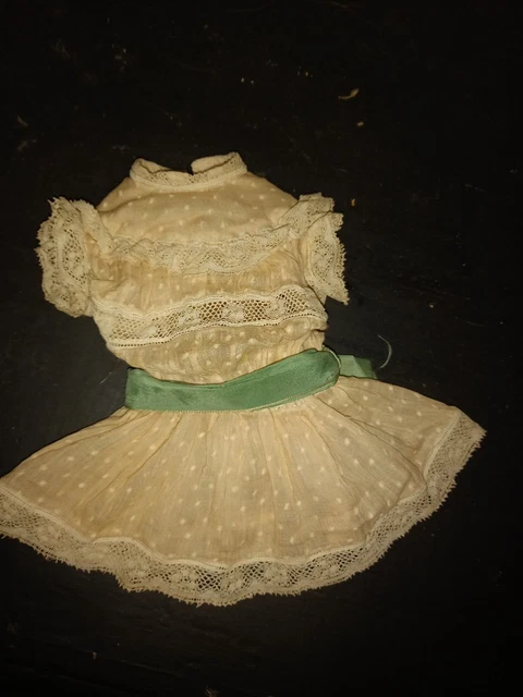vêtements anciens de petite poupée jumeau: robe a ceinture verte