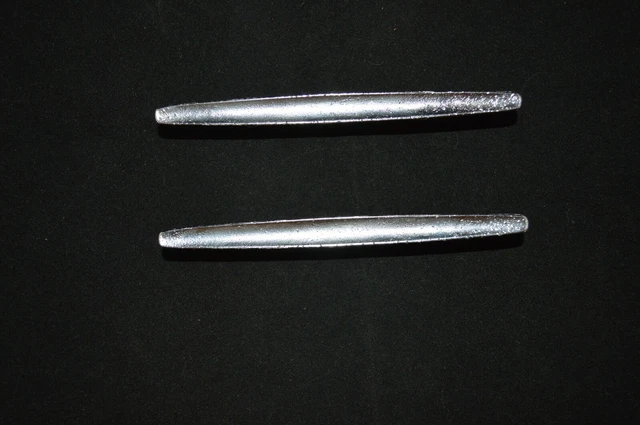 Par de tirones/manijas de cromo atómico moderno de mediados de siglo con tornillos Par de tirones/manijas de cromo atómico moderno de mediados de siglo con tornillos