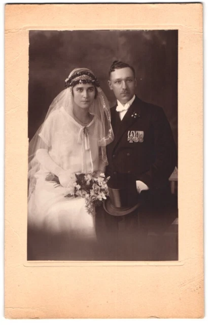 Fotografie Otto Martin, Löbtau, Soldat in Zivile mit Ordenspange und EK nebst s