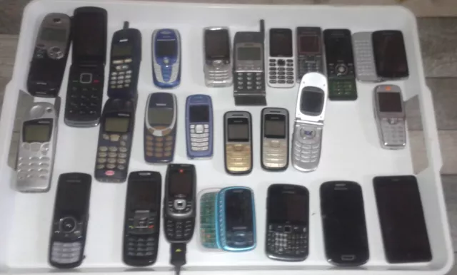 Lot De 25 Téléphones Portables Anciens Avec Chargeurs