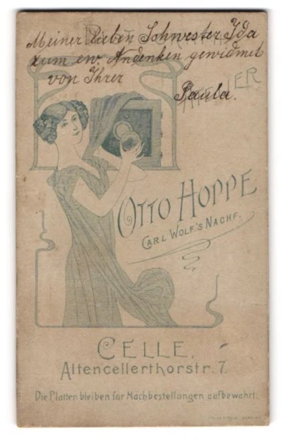Fotografie Otto Hoppe, Celle, Frau im Jugendstil öffnet Verschluss einer Platte