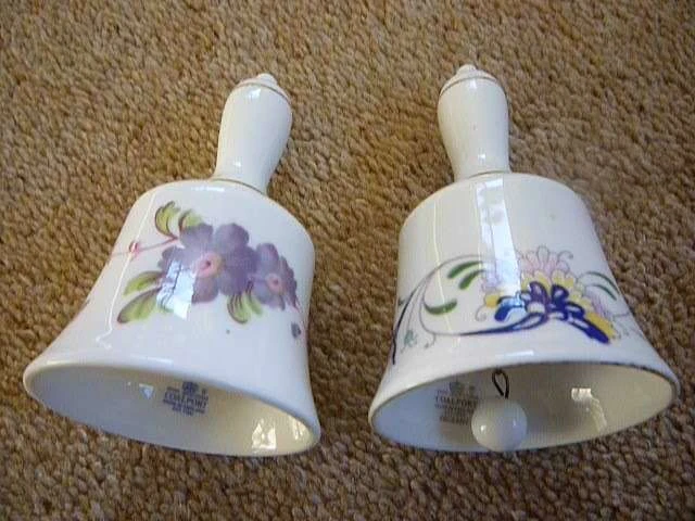 2 x COALPORT Knochen China Handglocken 4 ZOLL (10 cm) 1 Festzug Design 1 Blume