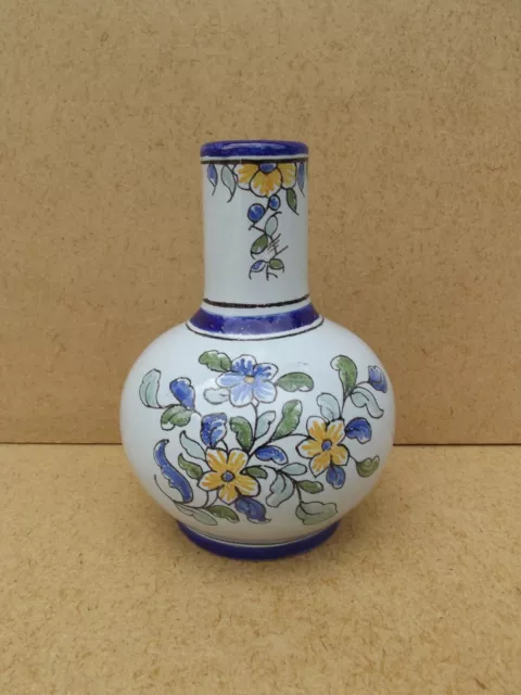 vase en faience de Nevers signé A.MONTAGNON U.M 2 décors de fleurs