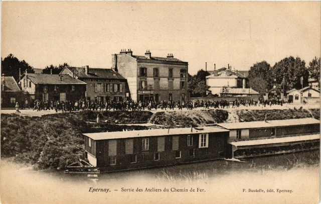 CPA ÉPERNAY - Sortie des Ateliers du Chemin de Fer (741625)