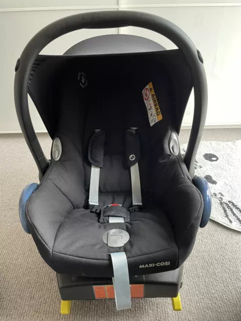 MAXI-COSI CABRIOFIX BABY Car Seat With Isofix Base (Excellent Condition ...