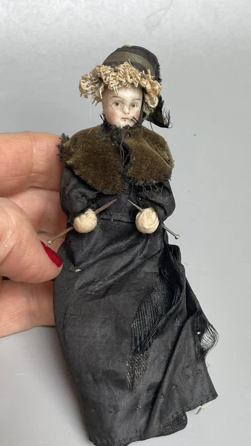 POUPÉE MINIATURE XIXÈME Grand-mère au Tricot tête en porcelaine EUR 45