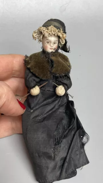 Poupée Miniature XIXème Grand-mère au Tricot tête en porcelaine