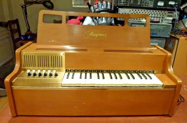 Vintage Magnus Electric Fan Chord Organ - Light Wood
