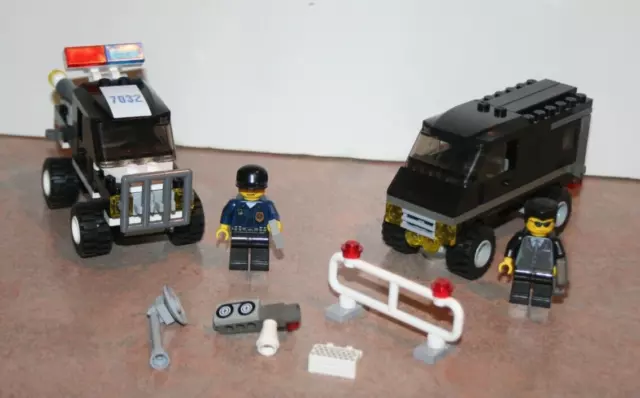 LEGO World City: Police 4WD & Undercover Van (7032) Near Complete! Minifigures