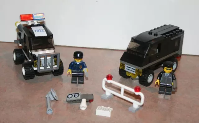 LEGO World City: Police 4WD & Undercover Van (7032) Near Complete! Minifigures LEGO World City: Police 4WD & Undercover Van (7032) Near Complete! Minifigures