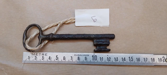 Grande Clef clé ancienne /Old key - 14 cm en fer forgé . Tout Profil Disponible