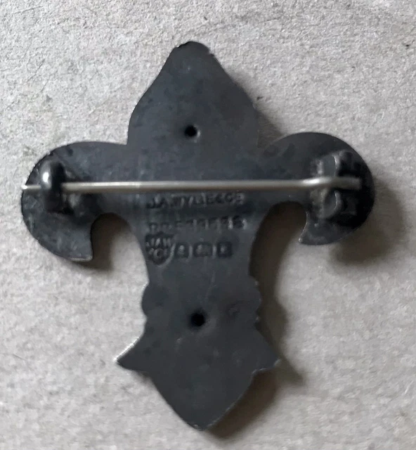 WW2 1940 SCOUTS Women Worker Sliver fleur de lys hat badge £10.50