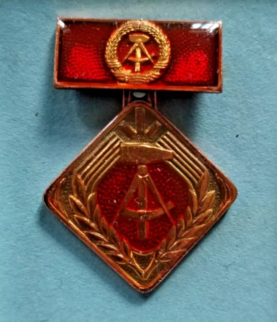 DDR Abzeichen Orden "Aktivist der sozialistischen Arbeit" - Medaille - Ostalgie