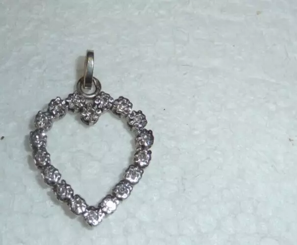 superbe pendentif coeur en or blanc et diaments dans le gout des années 60,chic!