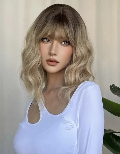 Perruque Synthétique Blonde Bouclée Courte Avec Racines Noires Et Frange - Bonnet Moyen, Neuf Sans étiquette