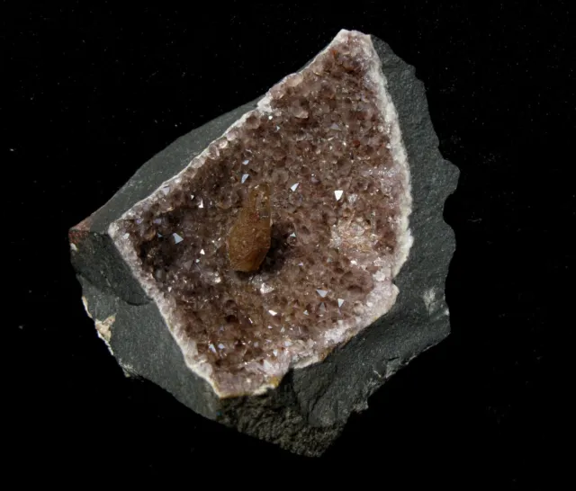 Teilstück einer Geode mit Quarzkristallen u. einem Calcitkristall (Stbr. Juchem)