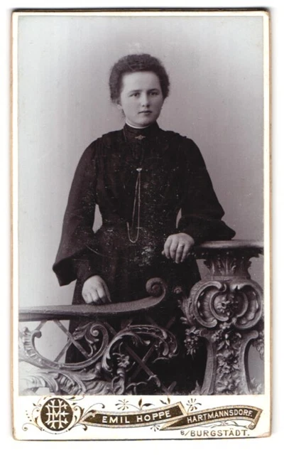 Fotografie Emil Hoppe, Hartmannsdorf b. Burgstädt, Portrait junge Dame im modis