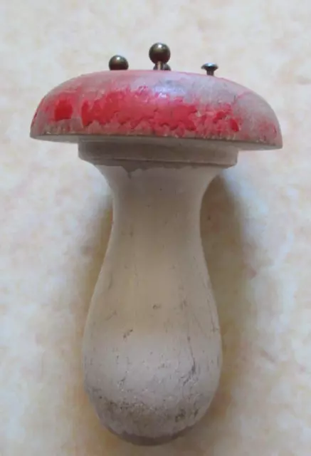 Ancien tricotin en bois peint champignon rouge et blanc très vieux vintage