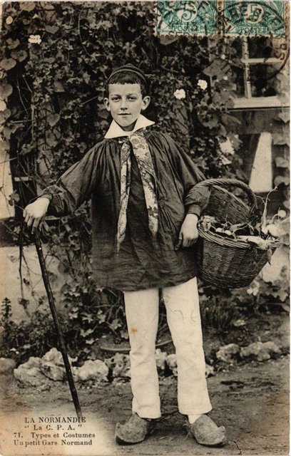 CPA La Normandie - Types et Costumes - Un petit Gars Normand (355873)