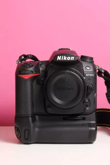 *AS NEW Nikon D7000 16.2MP Digital SLR Camera w MB-D11 Battery Grip 50 SHOTS!!