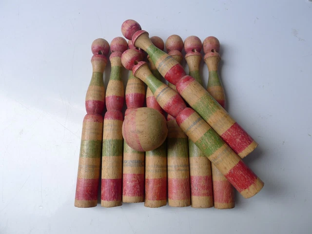 Ancien jeu de 9 quilles en bois 2 boules