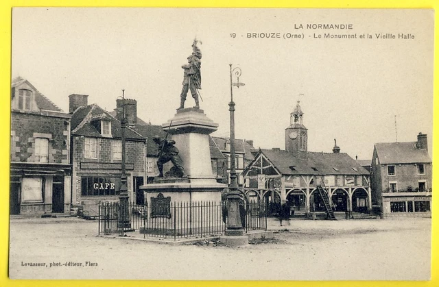 cpa 61 - BRIOUZE (Orne) Le MONUMENT aux MORTS et la Vieille HALLE Café E. PITE