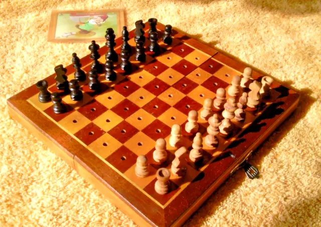 Schach Spiel Mini Schachspiel Steckschach Reiseschach Holz Steckfiguren DDR Top