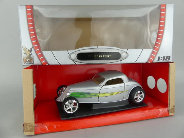 Road Signature 1/18 Scale Diecast 8823F - 1933 Ford Coupe - Silver