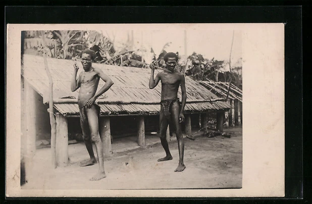 Photo-CPA Zwei afrikanische Jäger avec Lendenschurz