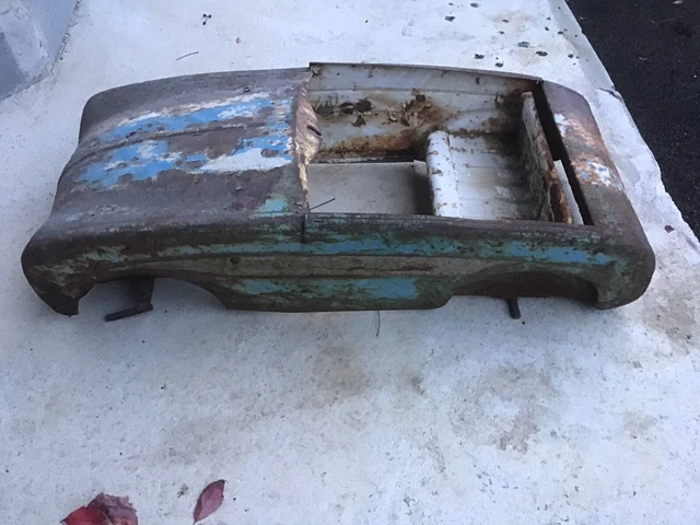 Voiture à pédale en tôle laquée rouge Vedette... - Lot 151 - Richard