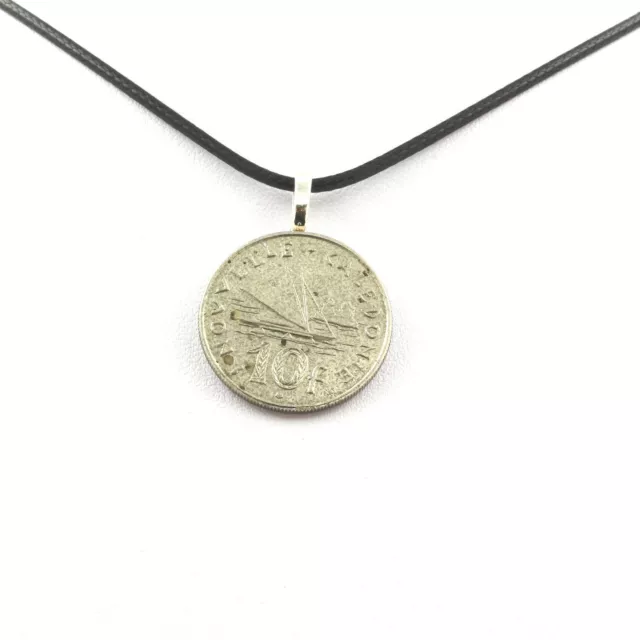 Collier pièce de monnaie Nouvelle-Calédonie 10 francs IEOM Cordon noir.