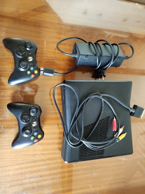 Microsoft Xbox 360 250Go Paquet de Console et 2 Manette sans Fil - Noire +10jeux