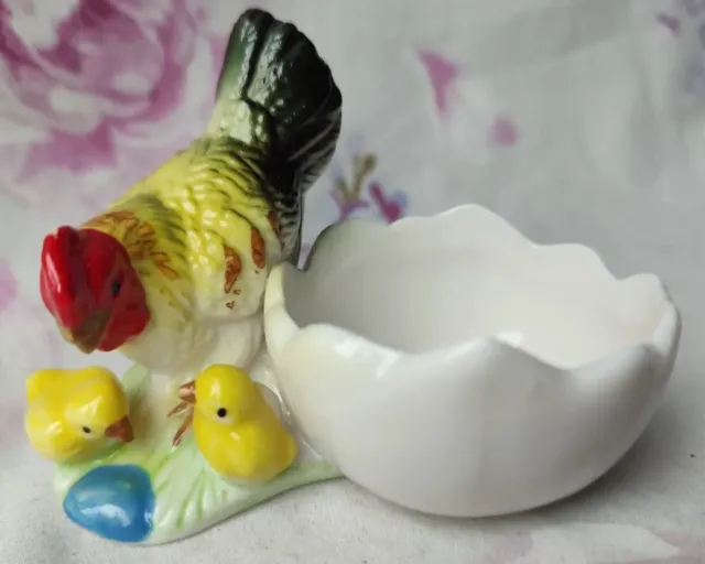 Ancien Petit Coquetier Poule Et Ses Poussins En Porcelaine