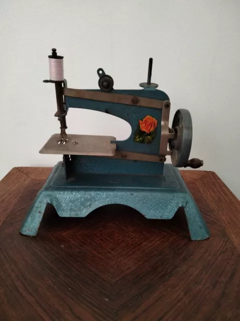 Ancienne petite machine à coudre pour enfant