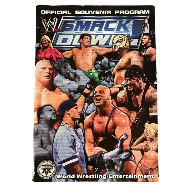 John Cena a signé le magazine WWE Smackdown en juin 2005 – Signed By Superstars